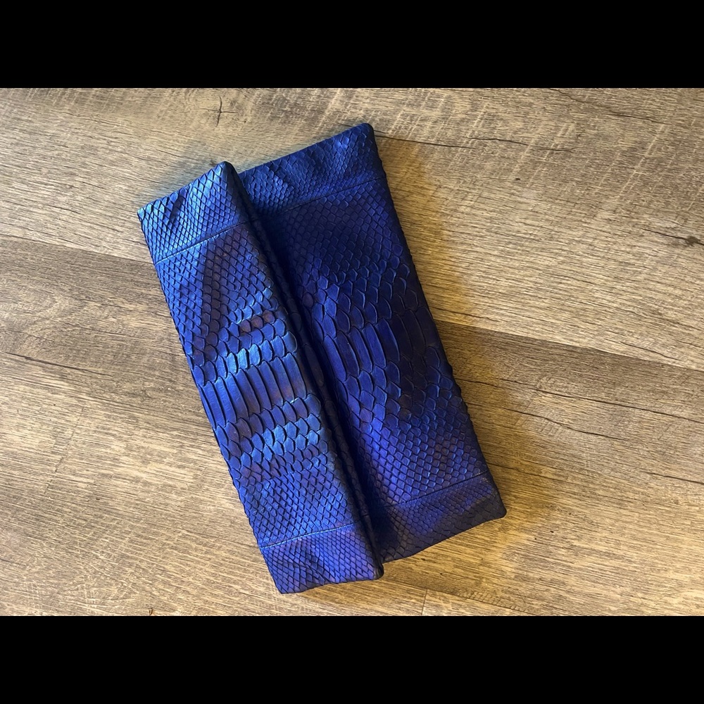 Real snake skin hand made purse that fits a lot in it chic and beautiful